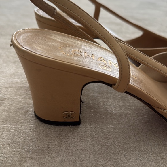 CHANEL Classic Beige Leather & Navy Grosgrain Cap-Toe Slingback Heels (39) - Picture 6 of 9